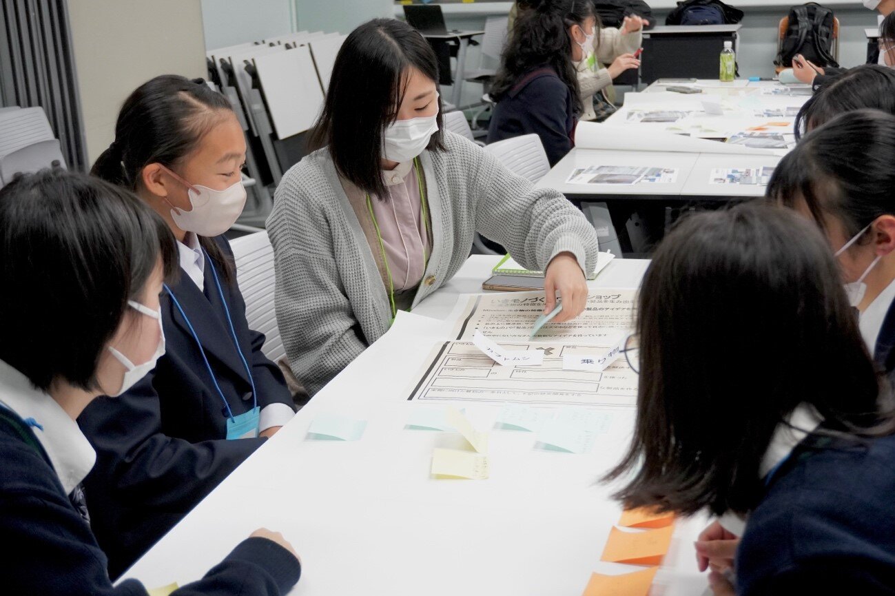 高野みづほさんら大学院生が、各班のワークショップをファシリテートし、円滑な進行を促しました