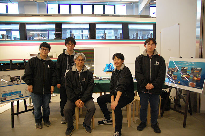 実演を行った、佐藤智明教授(中央左)と研究室のメンバー
