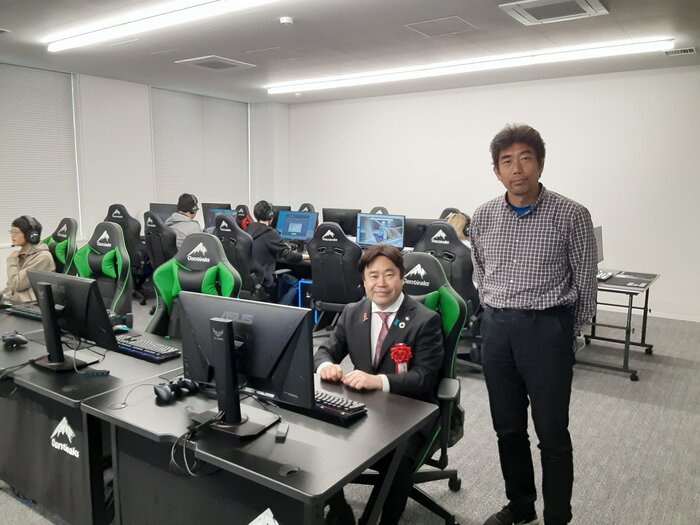 最新のｅスポーツ設備を見学される　山口厚木市長