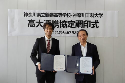 髙橋正広校長（左）と小宮一三学長（右）