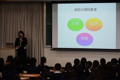 高校１年生（約１８０名）を対象とした 小池あゆみ教授による講演の様子