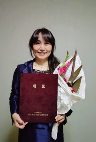 研究助成に採択された澤井准教授(贈呈式にて)