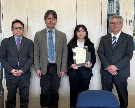 左から、酒井雅裕教授、鷹野孝典教授、鈴木さん、井上学長。