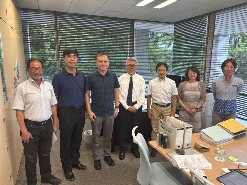 学長室で記念撮影
