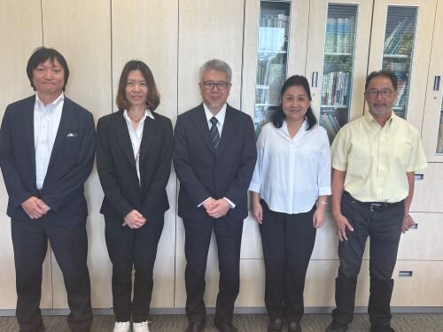 学長室で記念撮影