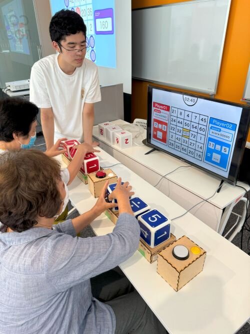 サイコロ型ゲーム「サンコロビンゴ」を体験中