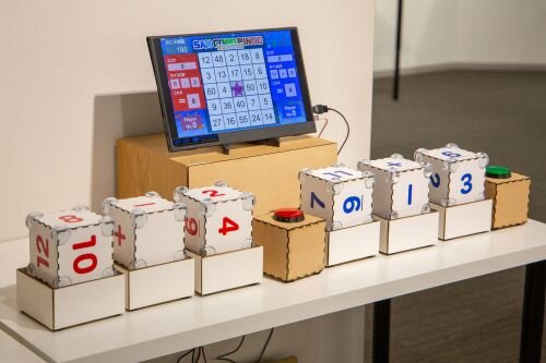 サイコロ型ゲーム「サンコロビンゴ」を展示いたします。