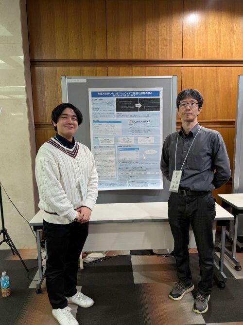 受賞した栗原北斗さん(左)と岡本剛教授(右)