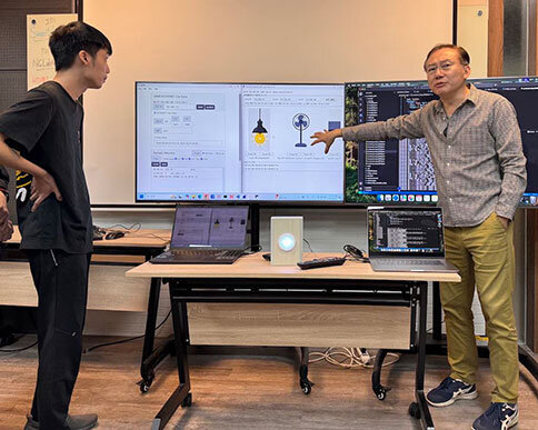 国立中央大学のプレゼンとデモンストレーション　（国立中央大学　胡誌麟教授）