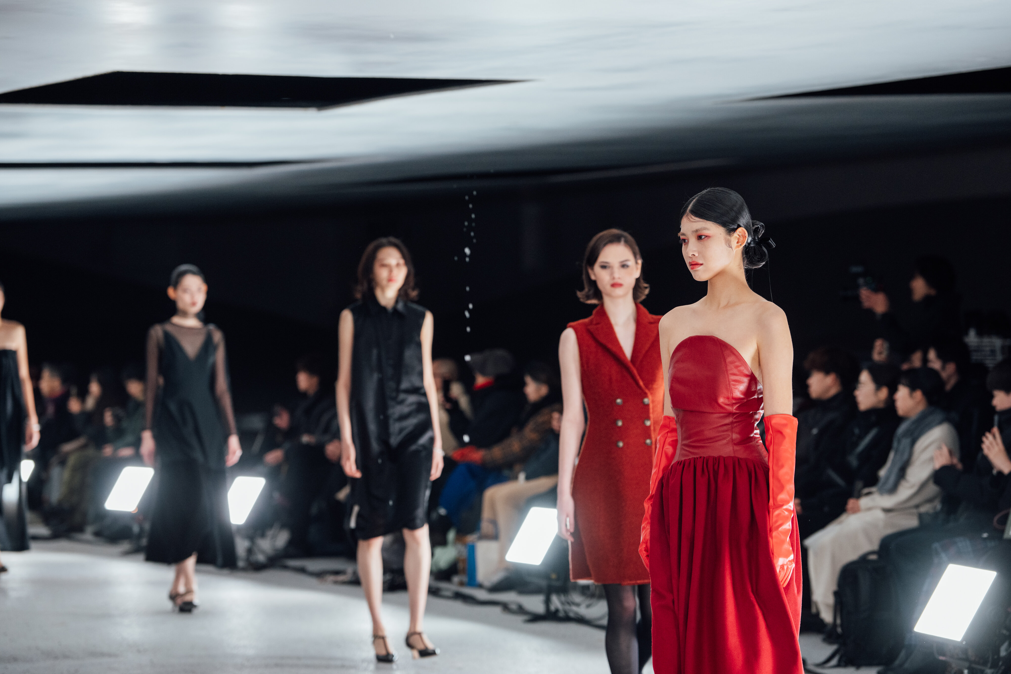 Sein の⾐装でランウェイ歩くモデルさんたち_1