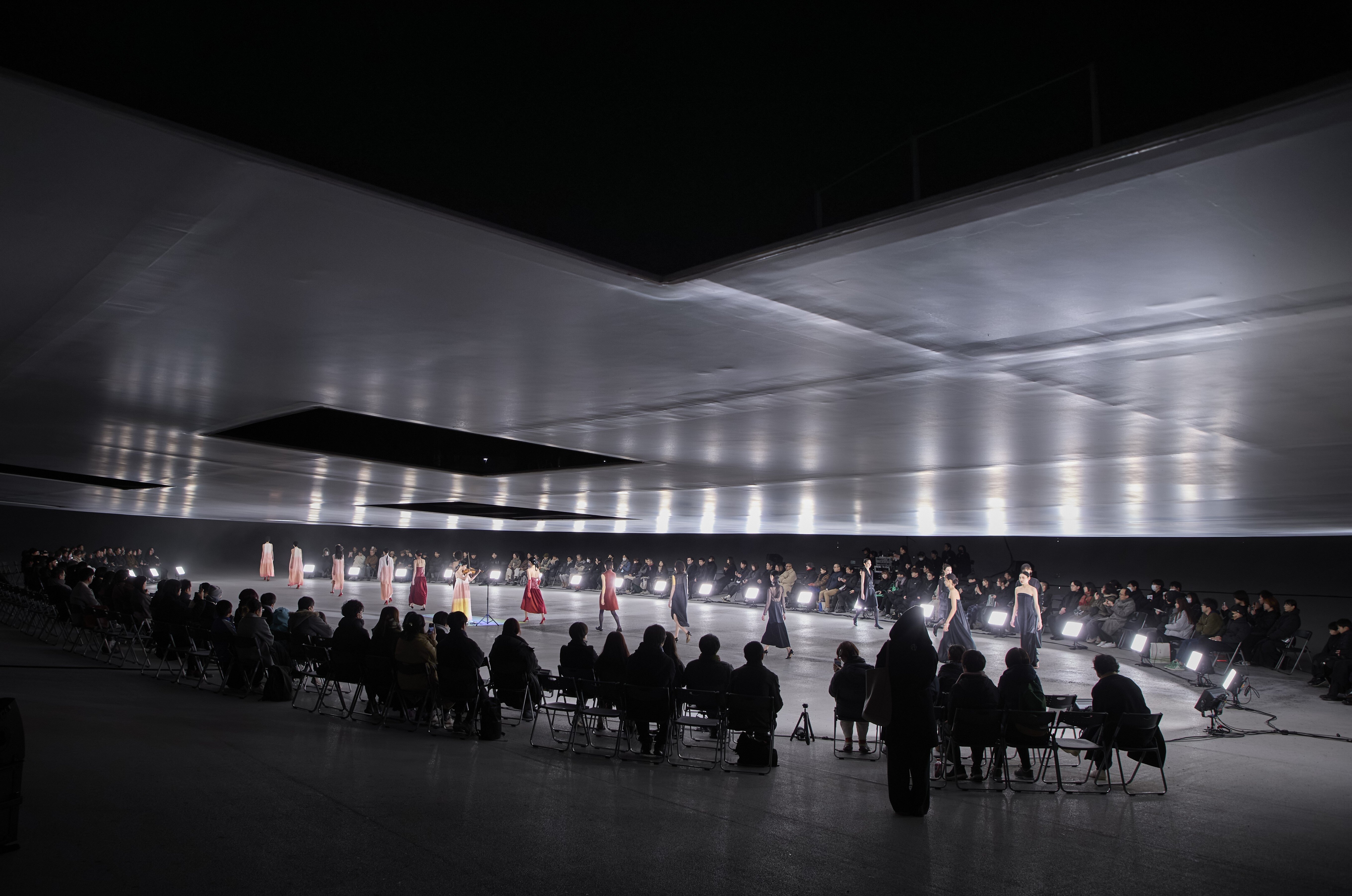 Sein の⾐装でランウェイ歩くモデルさんたち_2