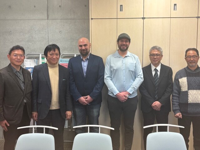 学長室で記念撮影