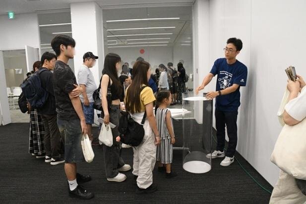 写真14 ただよう丸い紙