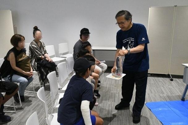 写真18 くいいるようにのぞき込む