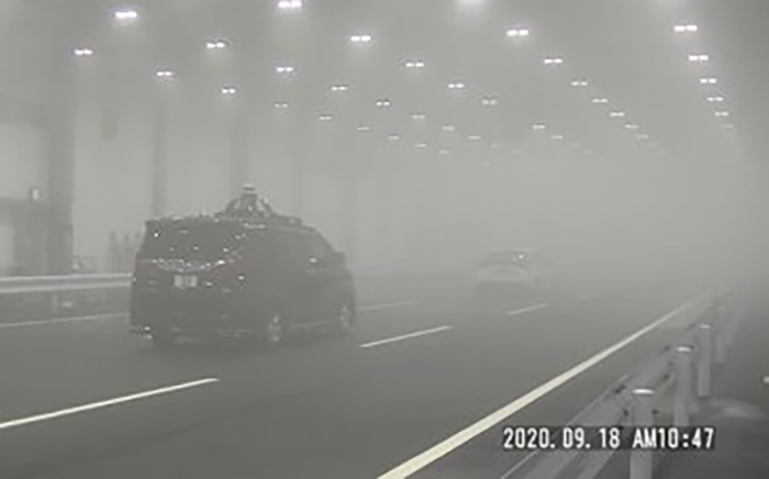 図2（左） 霧中のカメラ画像：視界がかすんでしまい前方の車が良く見えない