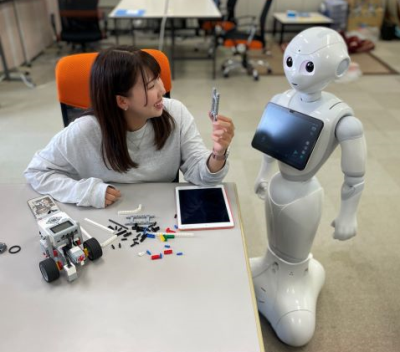 図１　ティーチングアシスタントロボットに質問している様子